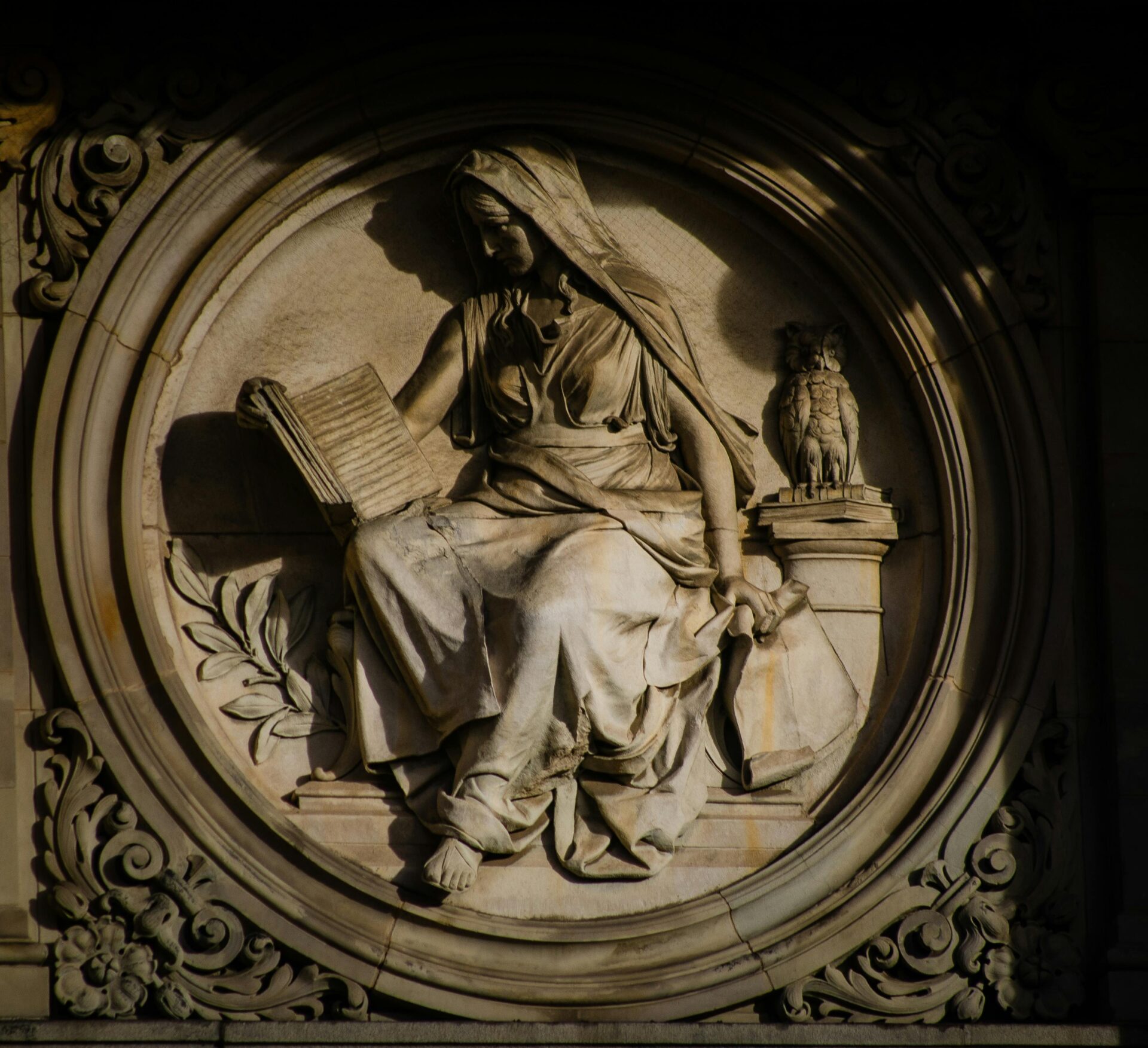 Steinrelief Einer Frau Mit Buch Und Eule