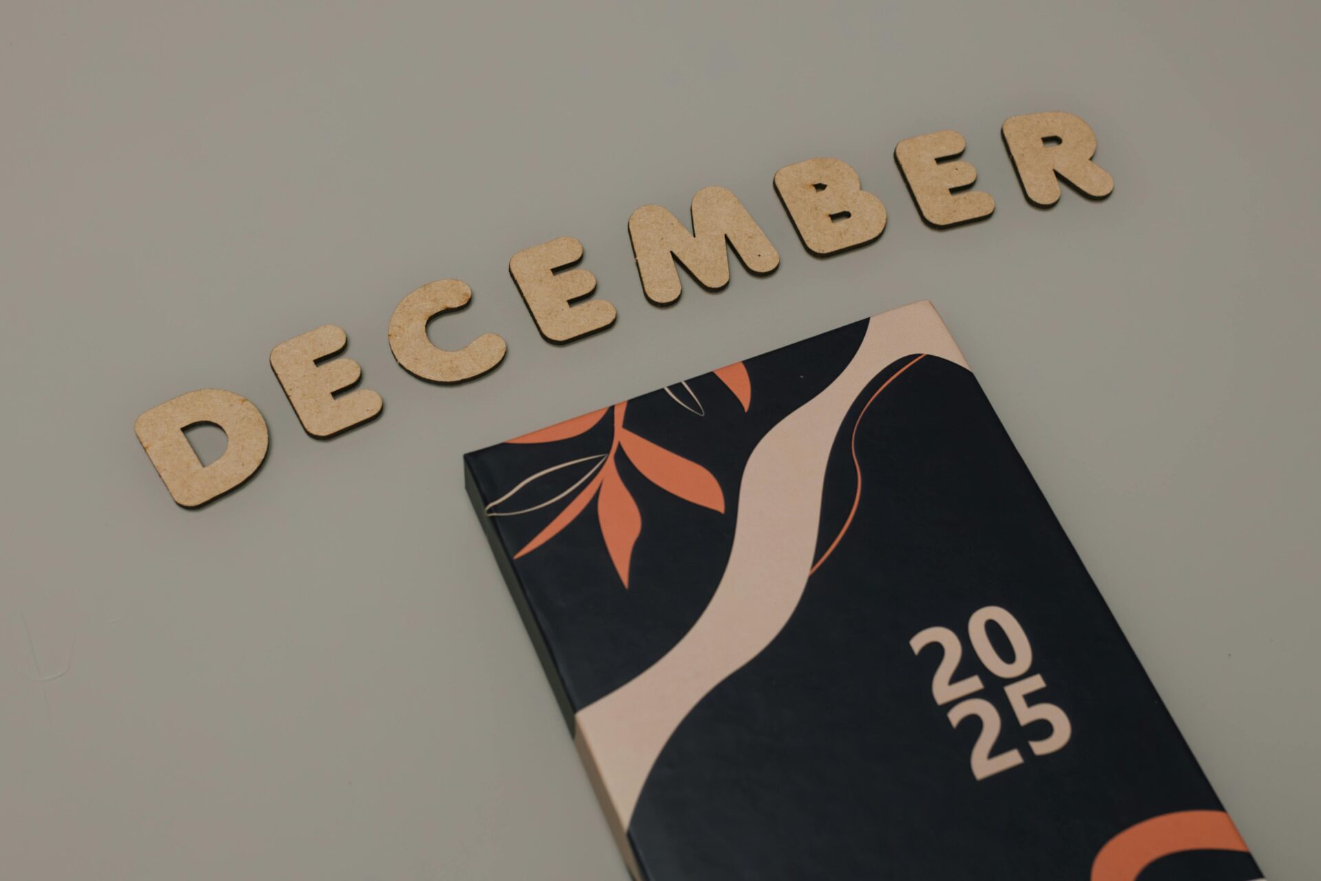 Ein stilvoller Planer für Dezember 2025 mit Holzbuchstaben, perfekt für die Organisation Ihres Monats.