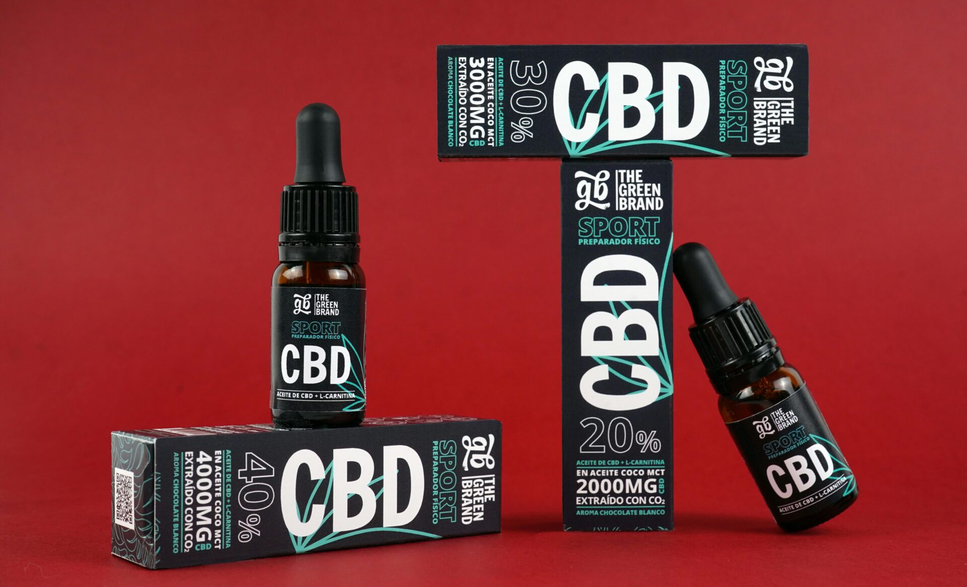 Ausgestellte Verpackungen von CBD-Ölprodukten, in denen die Vorteile für Sport und Wohlbefinden hervorgehoben werden.