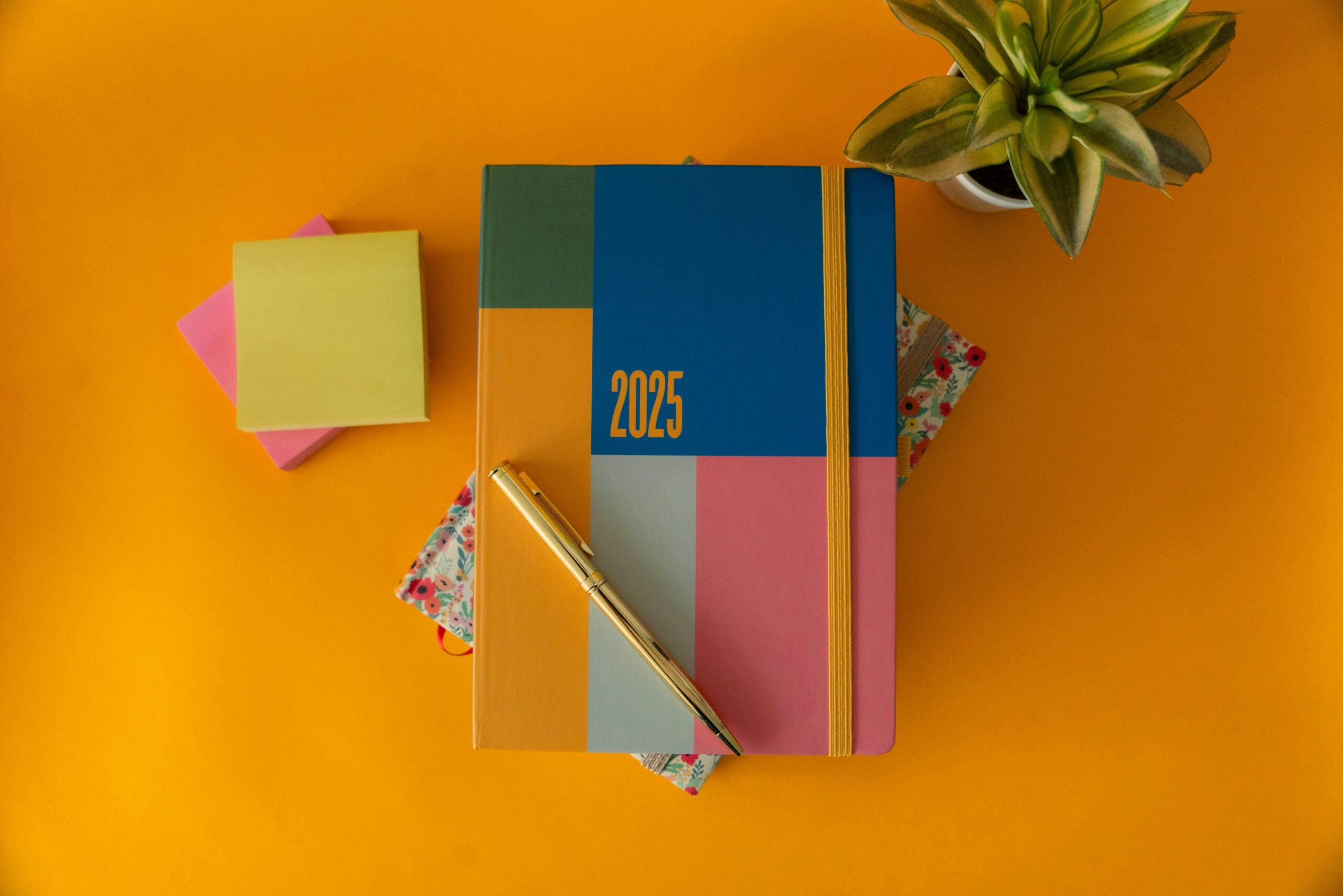 Ein lebendiger Planer fÃ¼r 2025 mit einem Stift auf gelbem Hintergrund, perfekt fÃ¼r die Organisation des Jahres.