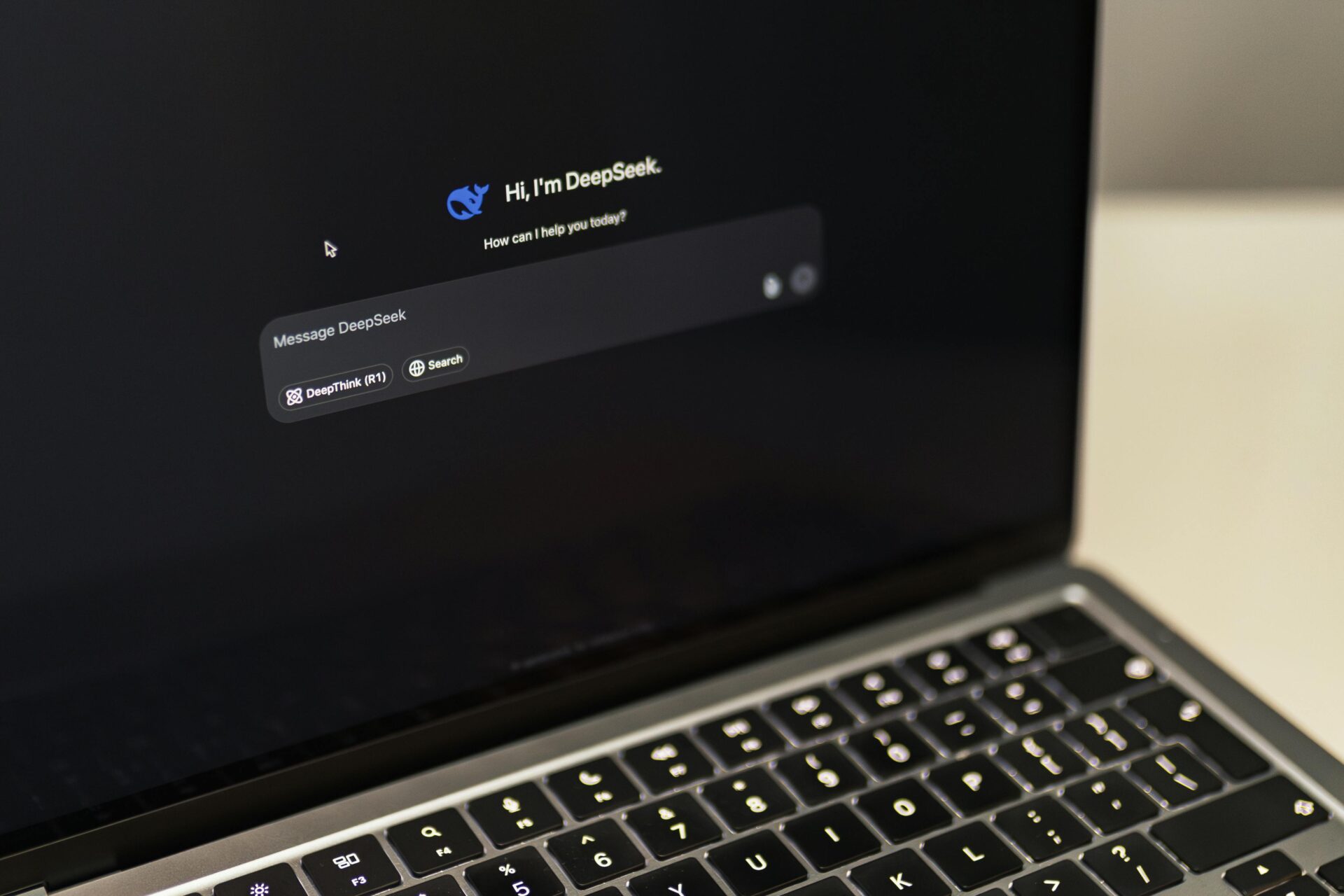 Ein MacBook mit der DeepSeek-KI-Schnittstelle, das digitale Innovationen vorführt.