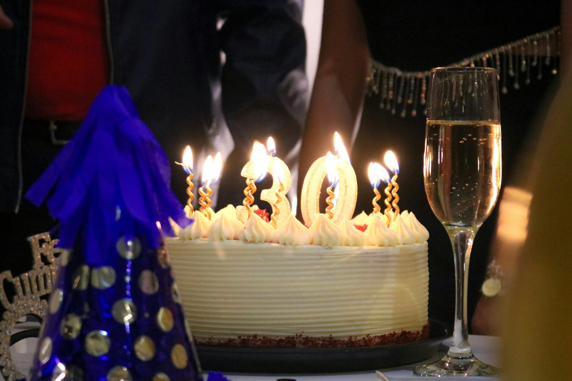 30. Geburtstagstorte mit Kerzen und Champagner für eine festliche Feier.