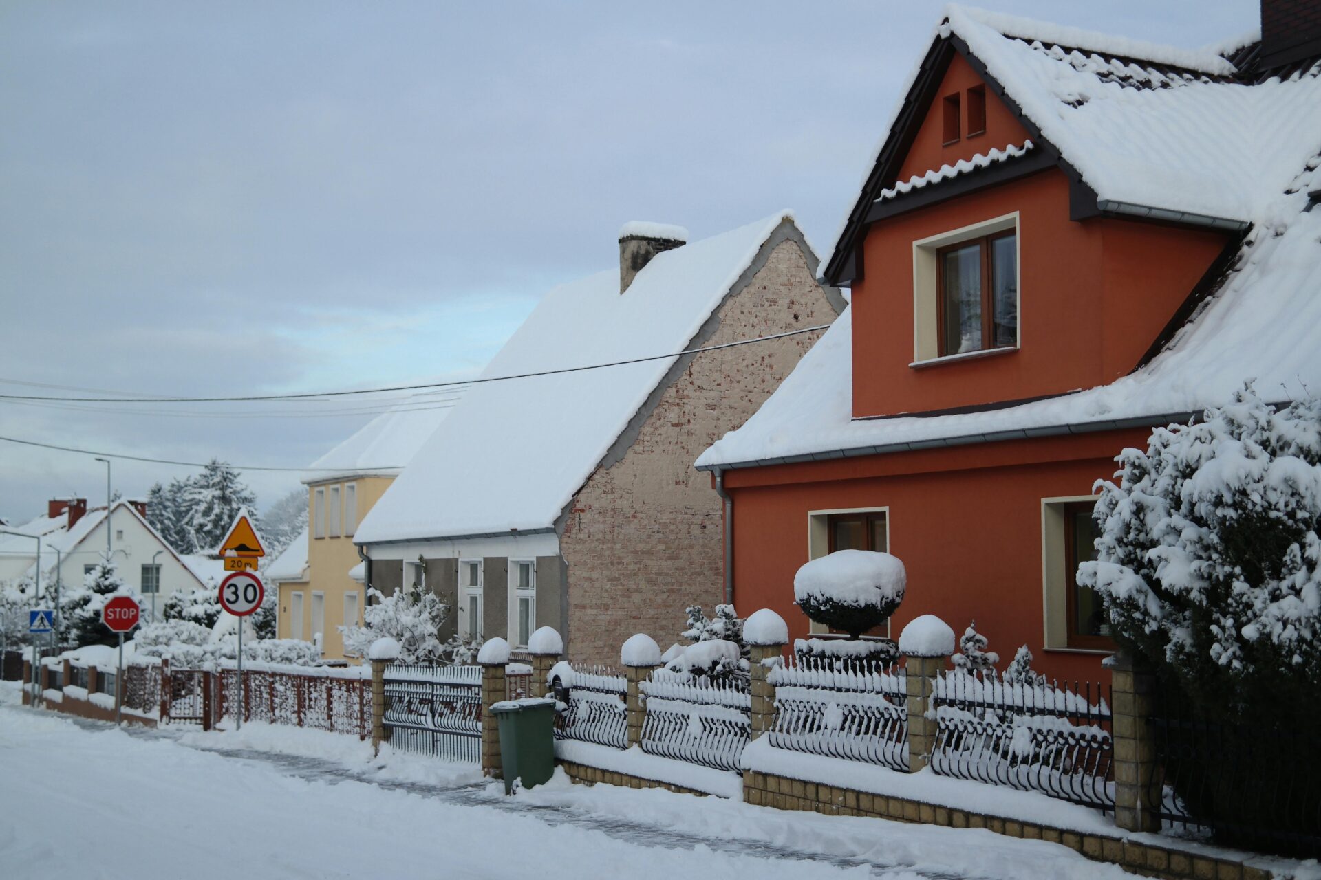 Charmante schneebedeckte H&Atilde;&curren;user schaffen mit freien Stra&Atilde;Ÿen und Z&Atilde;&curren;unen ein heiteres winterliches Stra&Atilde;Ÿenbild.