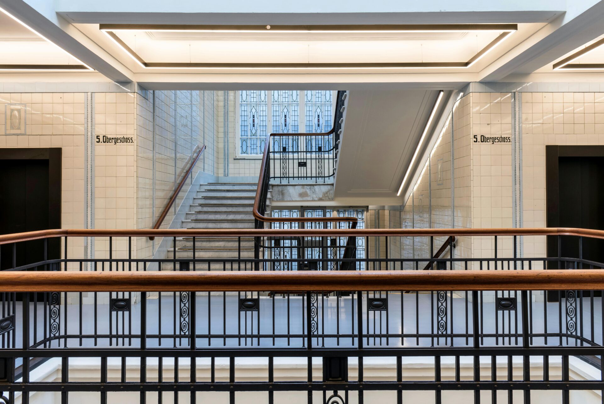 Ein anspruchsvolles Treppenhaus in einem Hamburger Geb&Atilde;&curren;ude mit historischer Architektur.