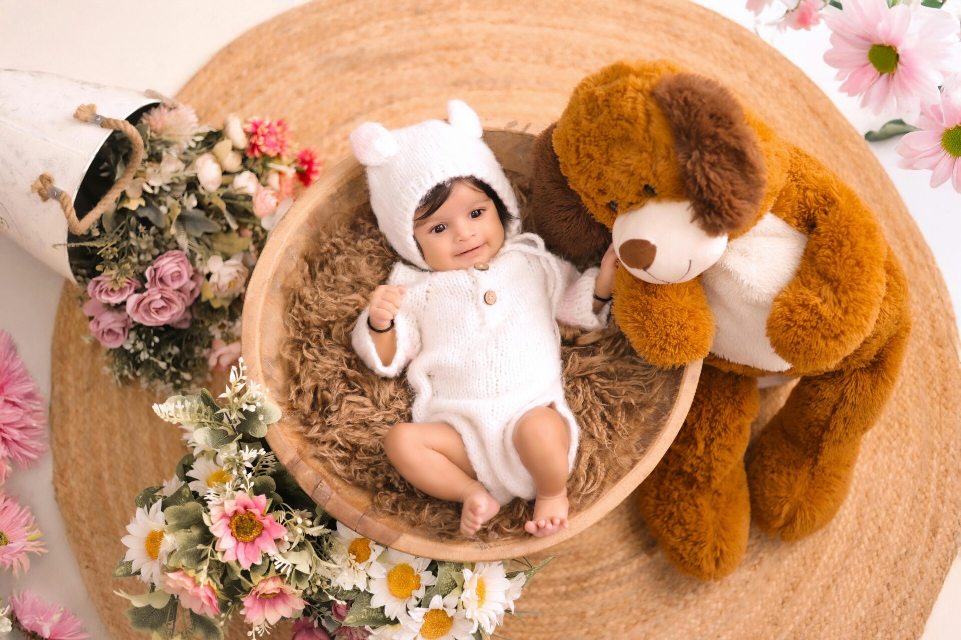 Bezauberndes Baby in gem&Atilde;&frac14;tlicher Atmosph&Atilde;&curren;re mit Blumen und einem Teddyb&Atilde;&curren;r, ideal f&Atilde;&frac14;r Kinderzimmerthemen.