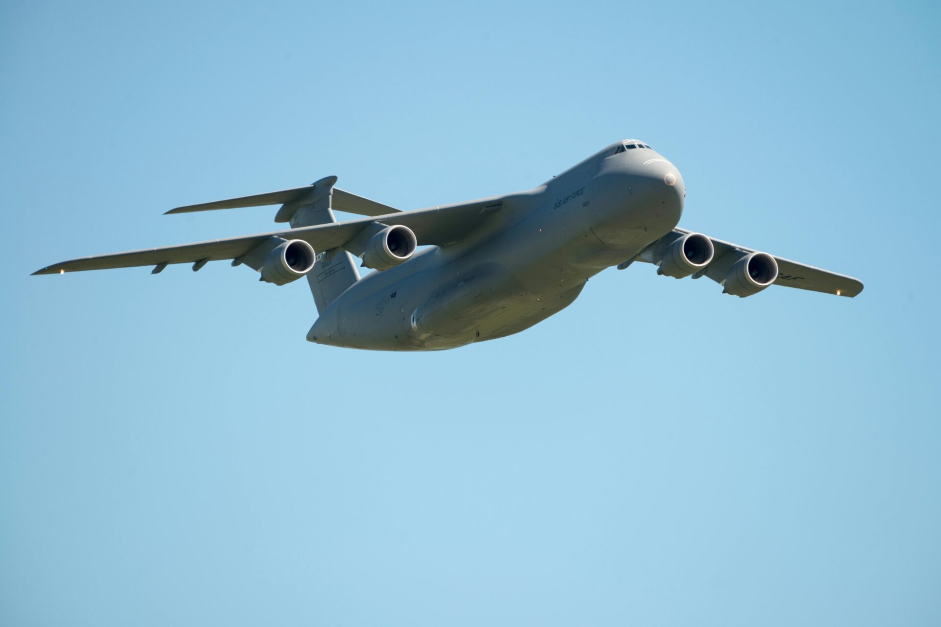 Ein gro&Atilde;Ÿes Milit&Atilde;&curren;rtransportflugzeug schwebt im klaren blauen Himmel &Atilde;&frac14;ber Fairfield, Kalifornien.