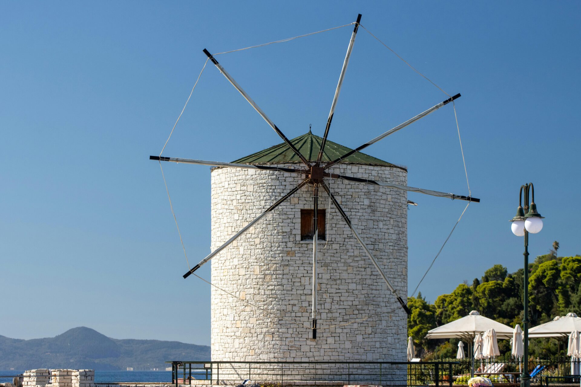 Charmante Steinwindmühle auf Korfu, Griechenland, unter einem klaren blauen Sommerhimmel.