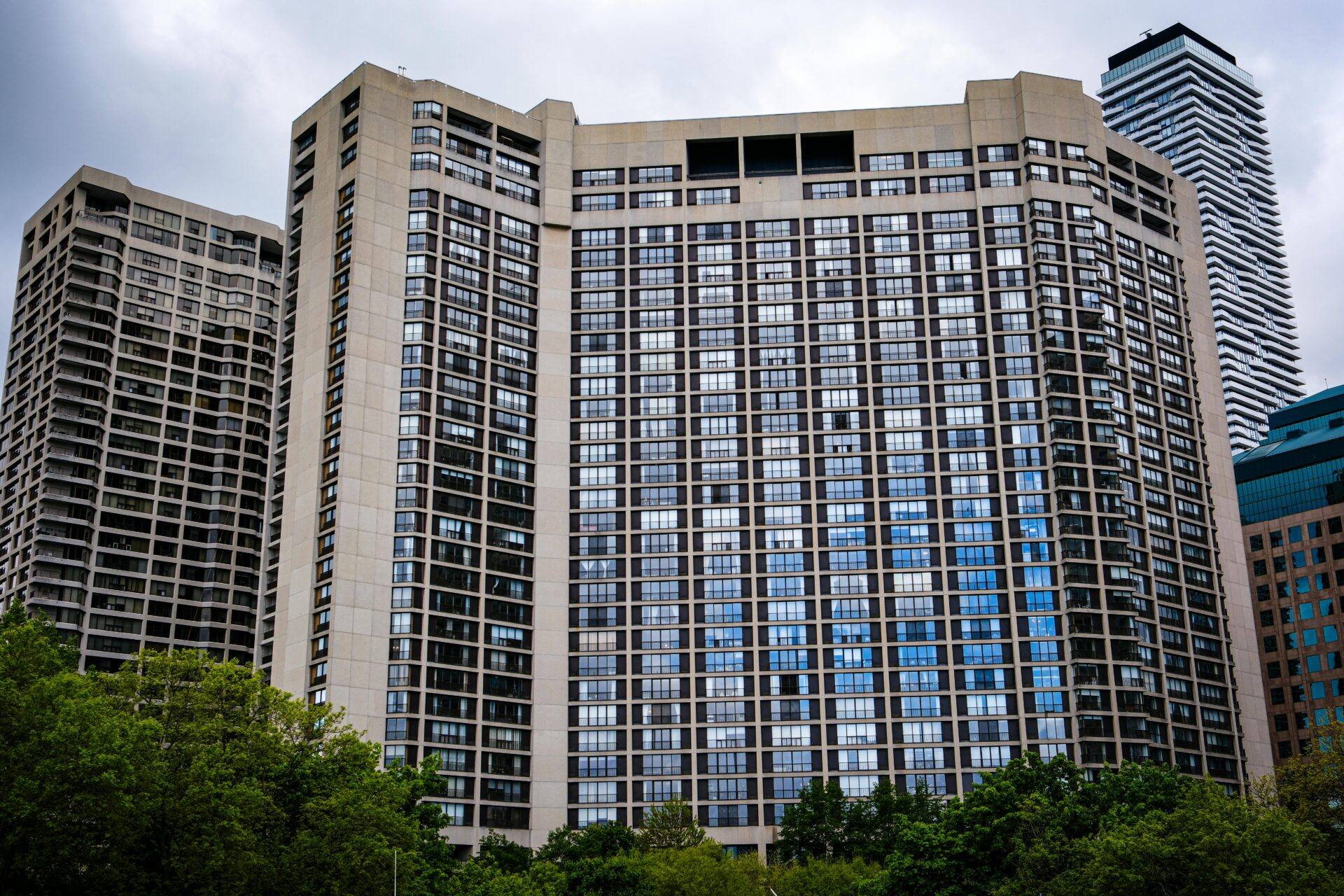Blick auf moderne Hochh&Atilde;&curren;user in der Innenstadt von Toronto, die urbane Architektur pr&Atilde;&curren;sentieren.