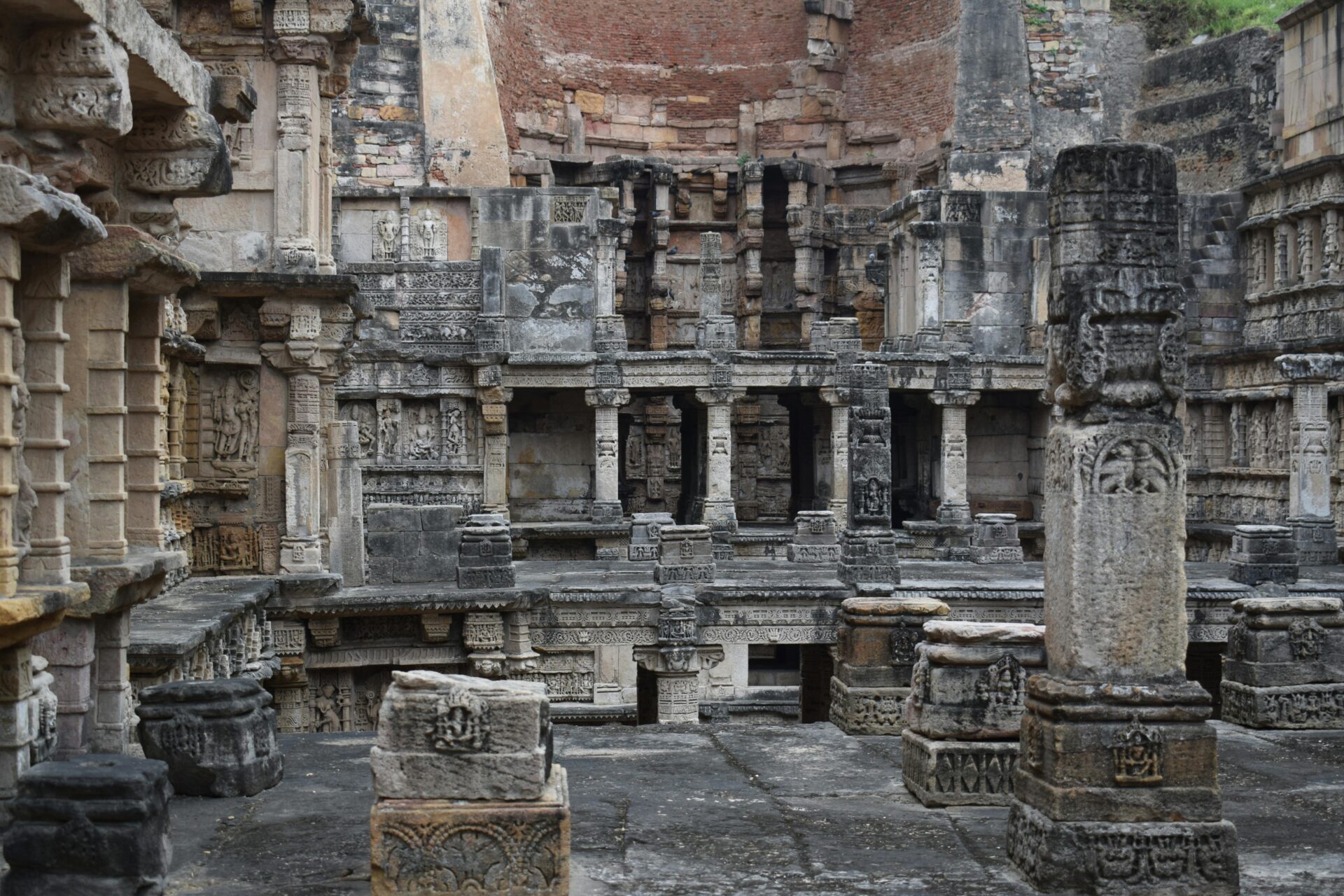 Erkunden Sie die detaillierten Schnitzereien von Rani Ki Vav, einem historischen Stufenbrunnen in Patan, Indien.