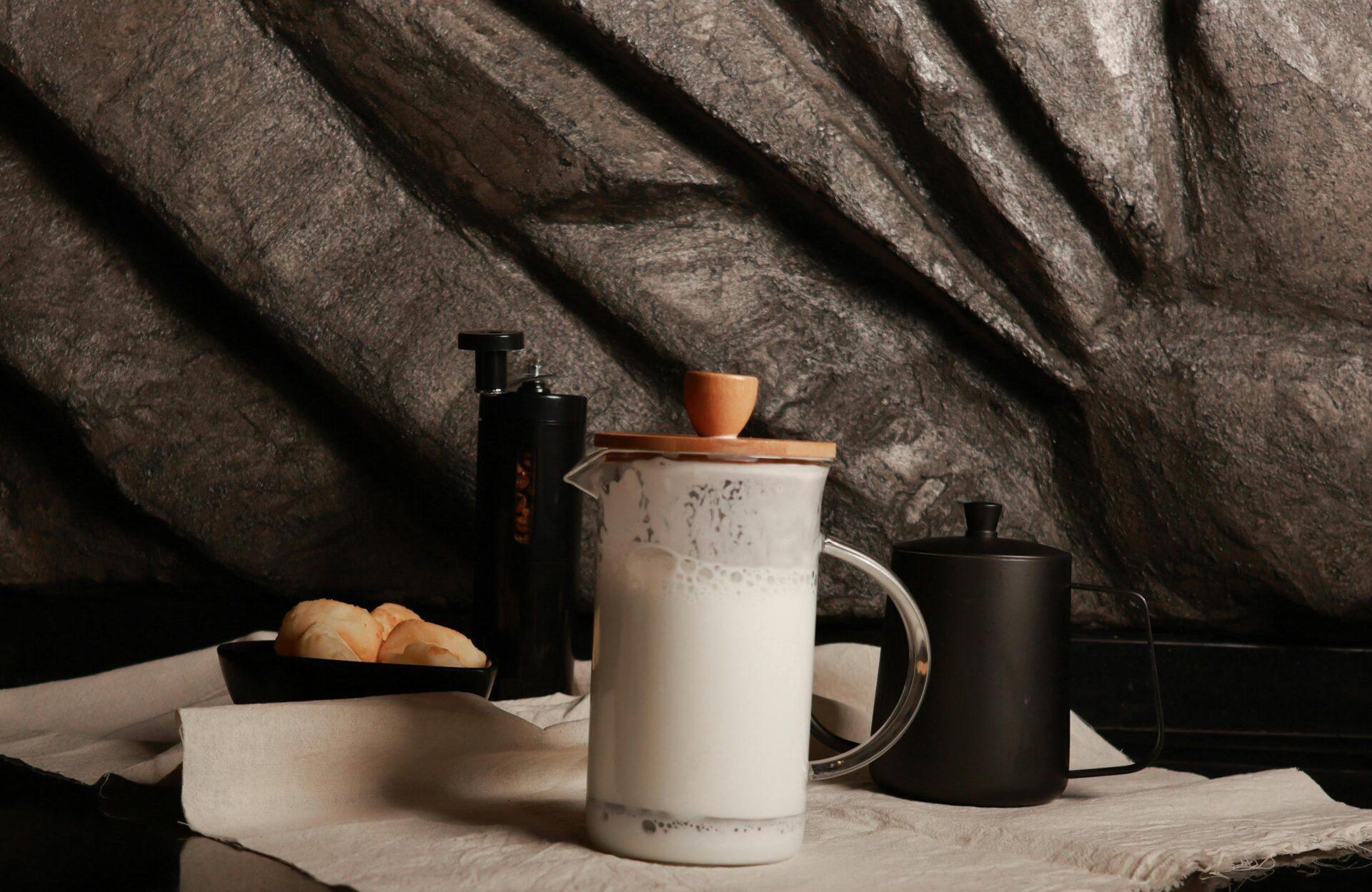 Elegantes Frühstücks Setting Mit Kaffee Und Milch