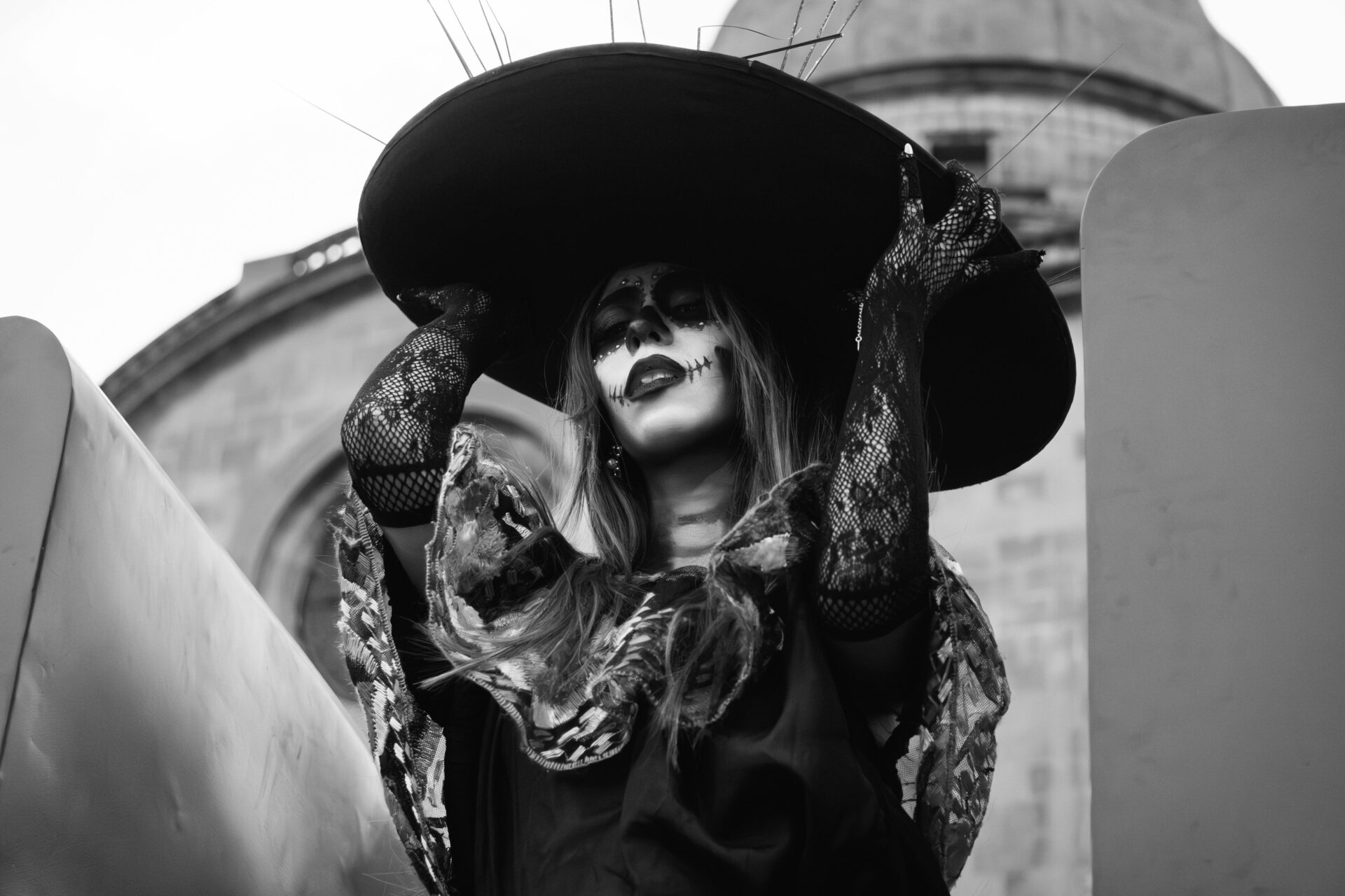 Eine Person, die als Catrina verkleidet ist, mit traditionellem Make-up und Tracht, in Toluca de Lerdo, Mexiko.