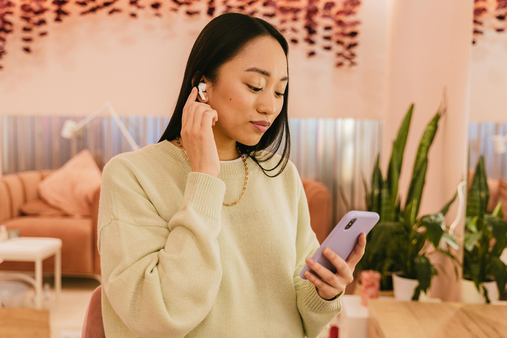 Kostenloses Stock Foto zu asiatische frau, braune haare, digitale verbindung